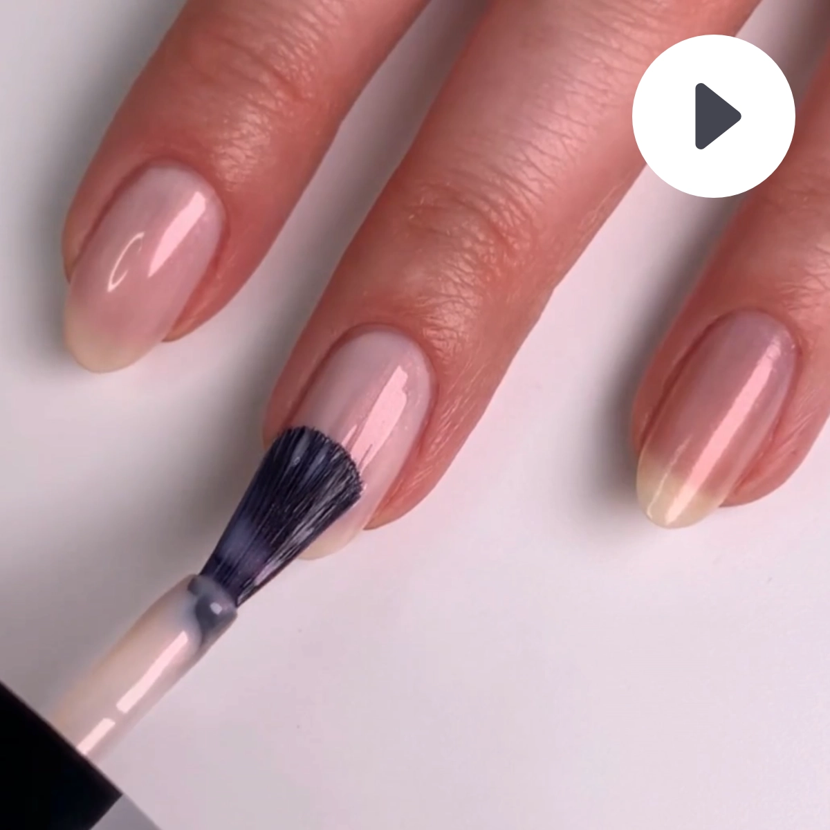 Video LONDONTOWN kur Illuminating Nail Concealer Rozjasňovač nehtů Bubble